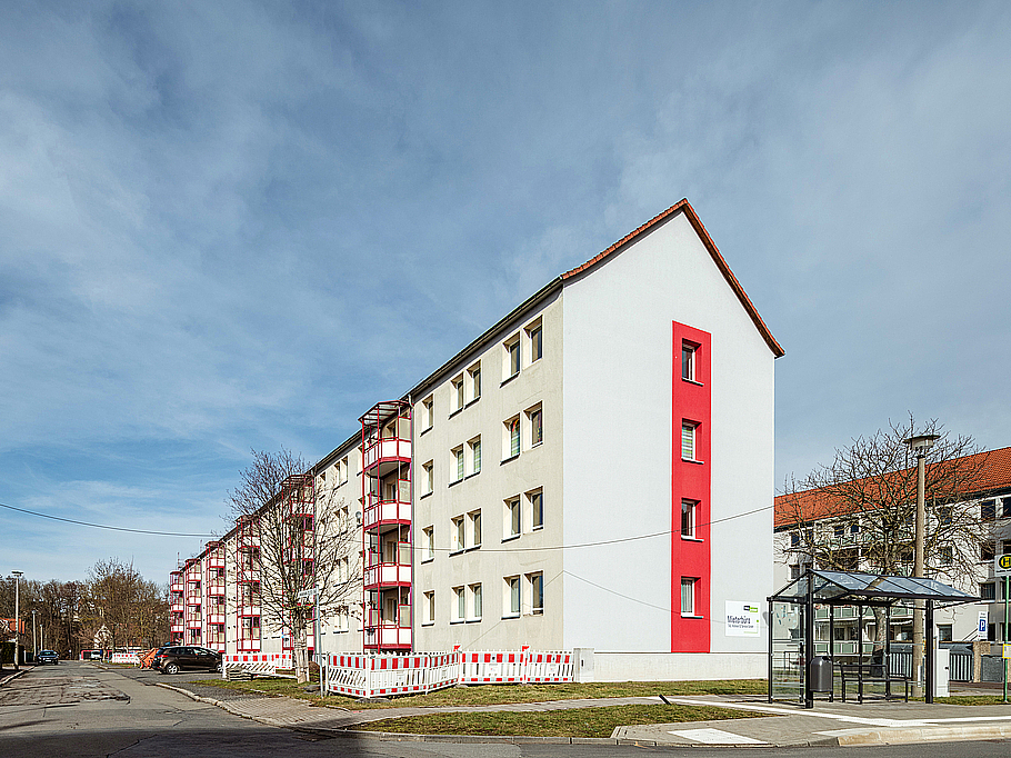 Modernes Mehrfamilienhaus in Stadtilm mit roten Akzenten, Steildach und einladenden Balkonen – ideal gelegen direkt an der Bushaltestelle