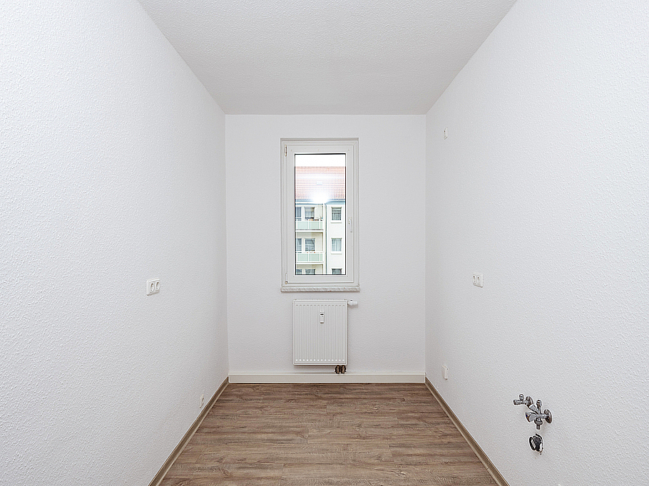 Sanierte Küche mit Fenster mit stilvollem Bodenbelag in Holzoptik in Stadtilm