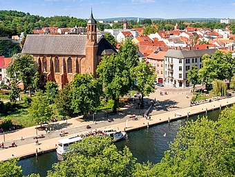 In der Brandenburger Altstadt ragt die Klosterkirche Sankt Johannis in den Himmel