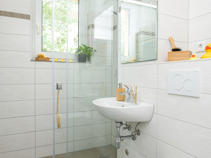 Modernes Bad mit bodengleicher Dusche in Merseburg-Süd. © Thomas Müller