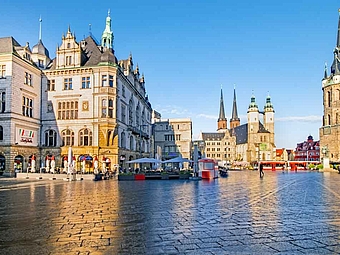 Historischer Marktplatz von Halle mit der Marktkirche und dem Roten Turm sowie weitere prachtvolle Gebäude