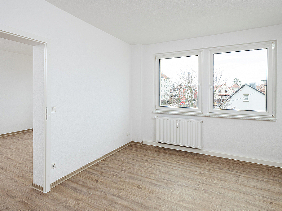 Helle Wohnräume mit modernen Bodenbelägen in Holzoptik und weißen Türen, frisch saniert in Stadtilm
