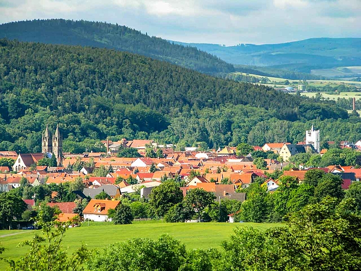 Panorama von Stadtilm im Ilmtal mit dem Singener Berg und dem Thüringer Wald im Hintergrund