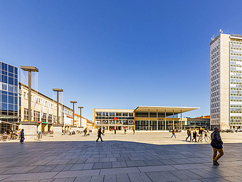 Großer moderner gepflasterter Platz in der Innenstadt von Neubrandenburg