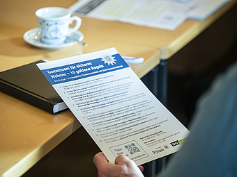 Ein Flyer von der Polizei mit zehn Regeln für mehr Sicherheit zu Hause.