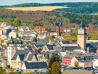 Panoramablick auf die charmante Altstadt von Plauen mit ihren historischen Gebäuden und malerischen Gassen