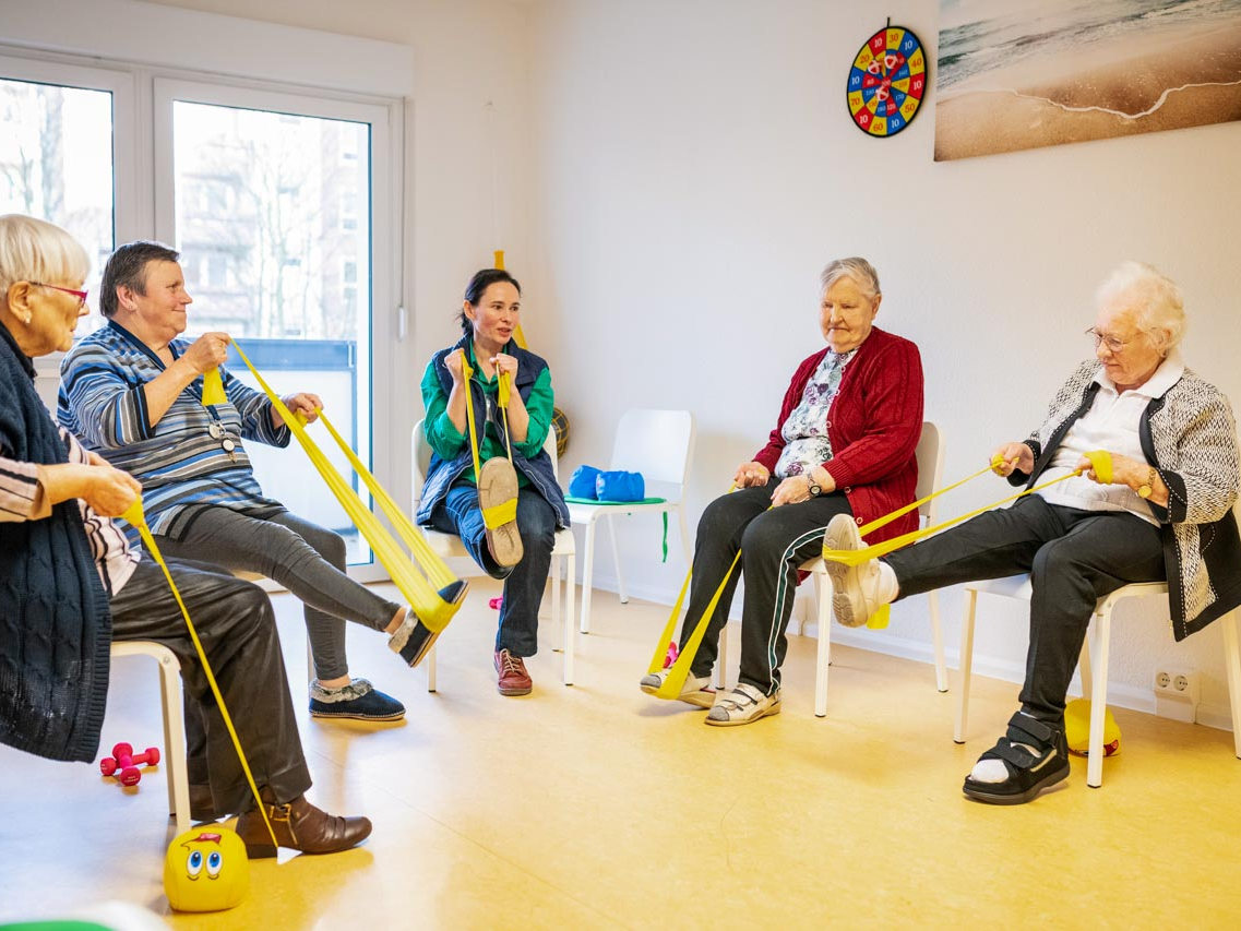 Sitzgymnastik macht noch mehr Spaß mit den Nachbarn im  Erfurter Aktivtreff für Senioren am Katzenberg.