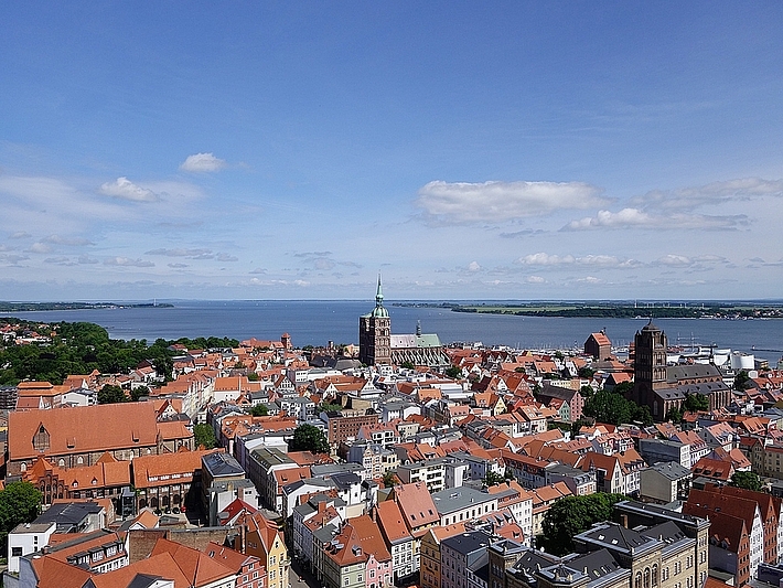 Blick auf die Innenstadt Stralsund mit der St.-Marien-Kirche und dem Strelasund im Hintergrund