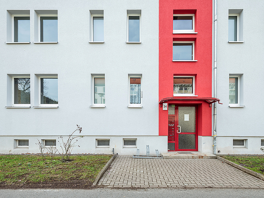 Einladender Hauseingang in kräftigem Rot in der Feldstraße in Stadtilm